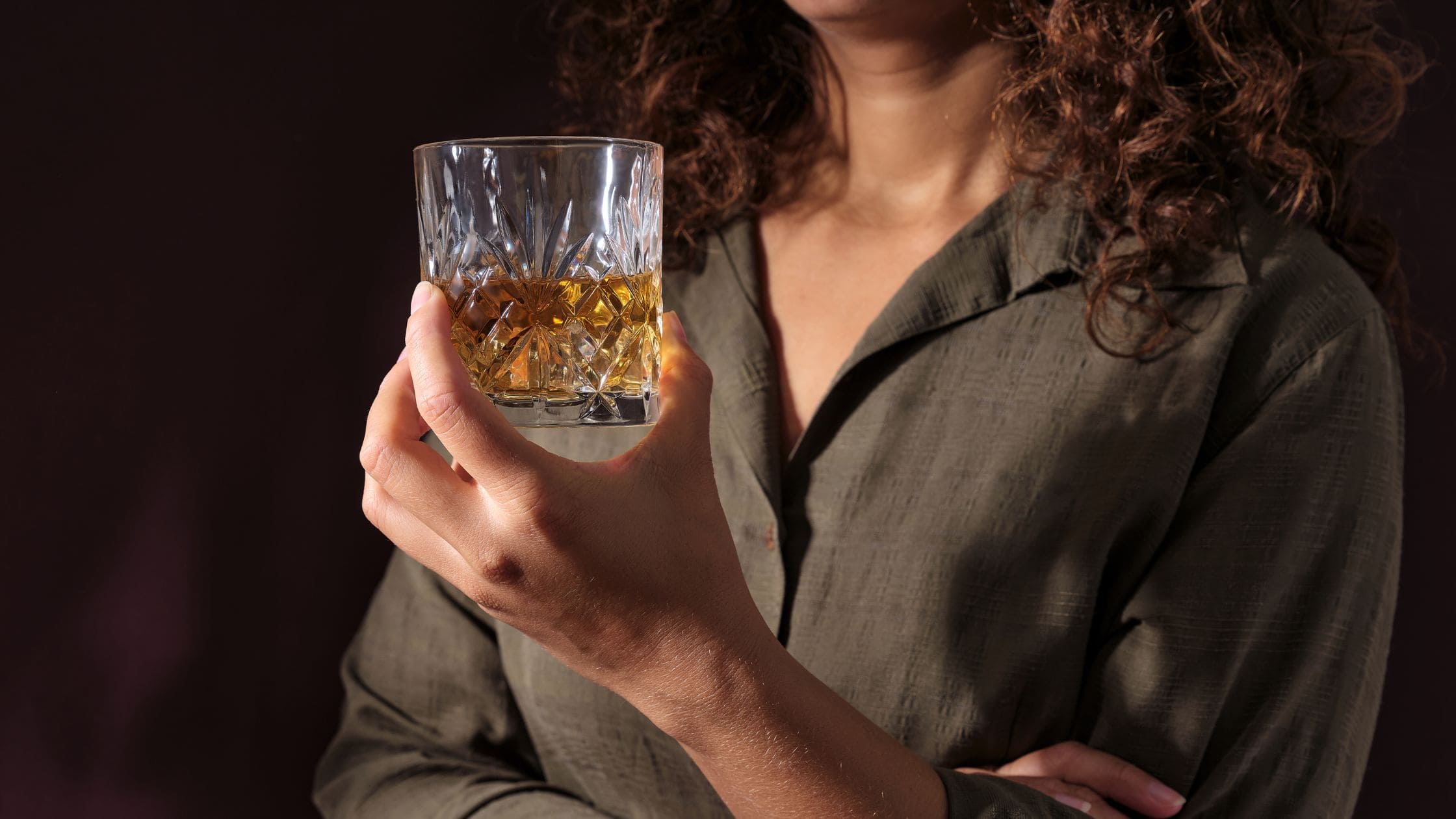 Una mujer consume alcohol