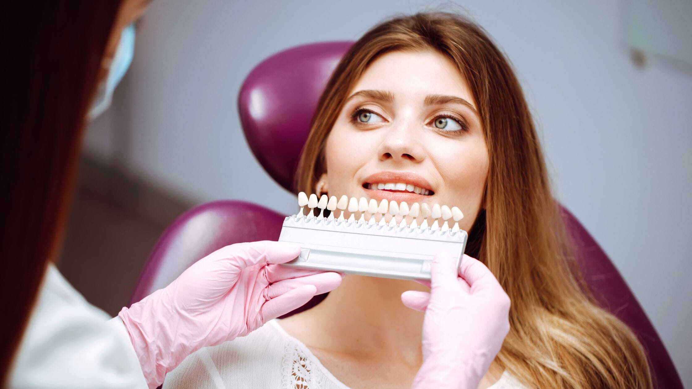 Una mujer elige el blanco ideal para sus dientes