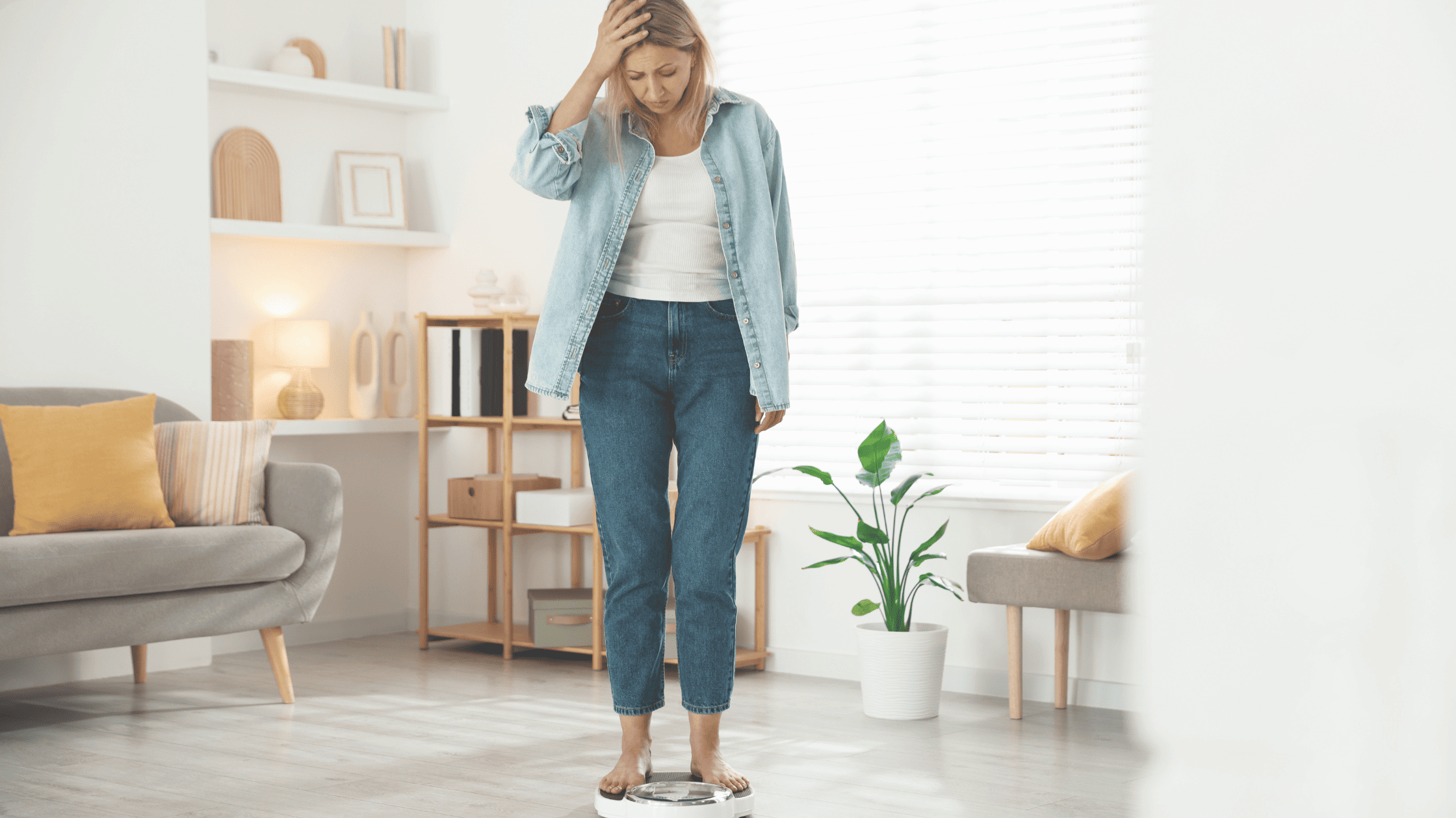 mujer que quiere consejos para reducir hinzahzón abdominal en la menopausia subida a la báscula pesándose en el centro médico IMQ Zurriola de Donostia San Sebastian en Gipuzkoa
