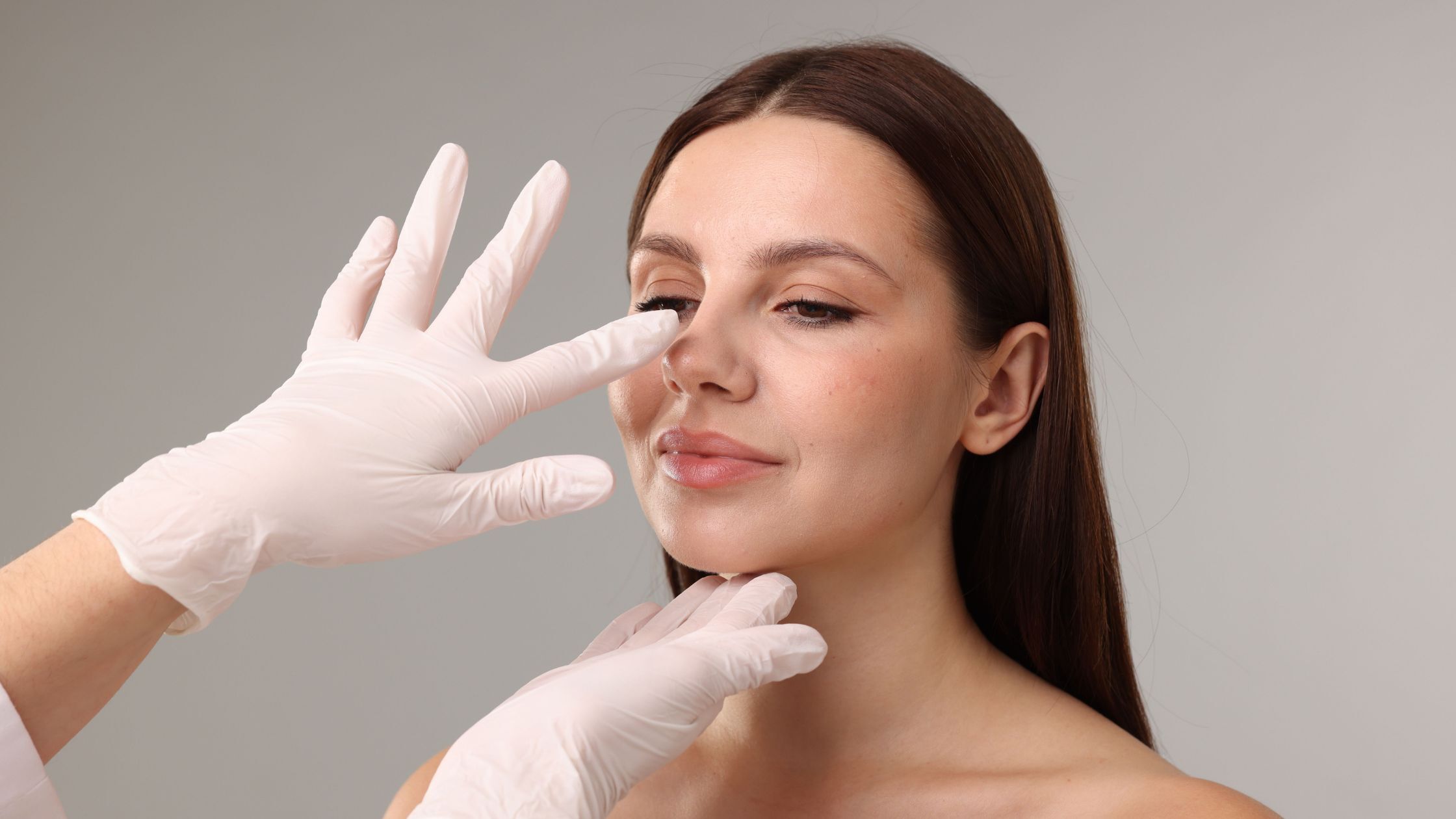 Una mujer muestra los resultados de una rinoplastia sin cirugía o rinomodelación
