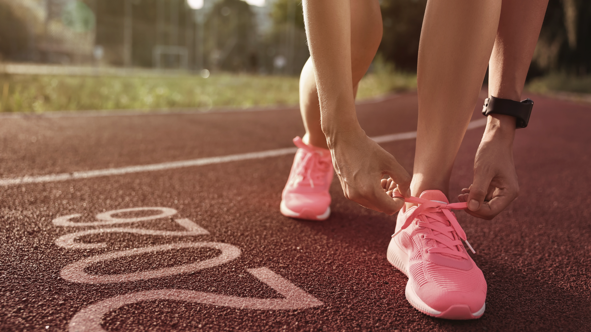 Una mujer se prepara para cumplir sus propósitos saludables del año. 