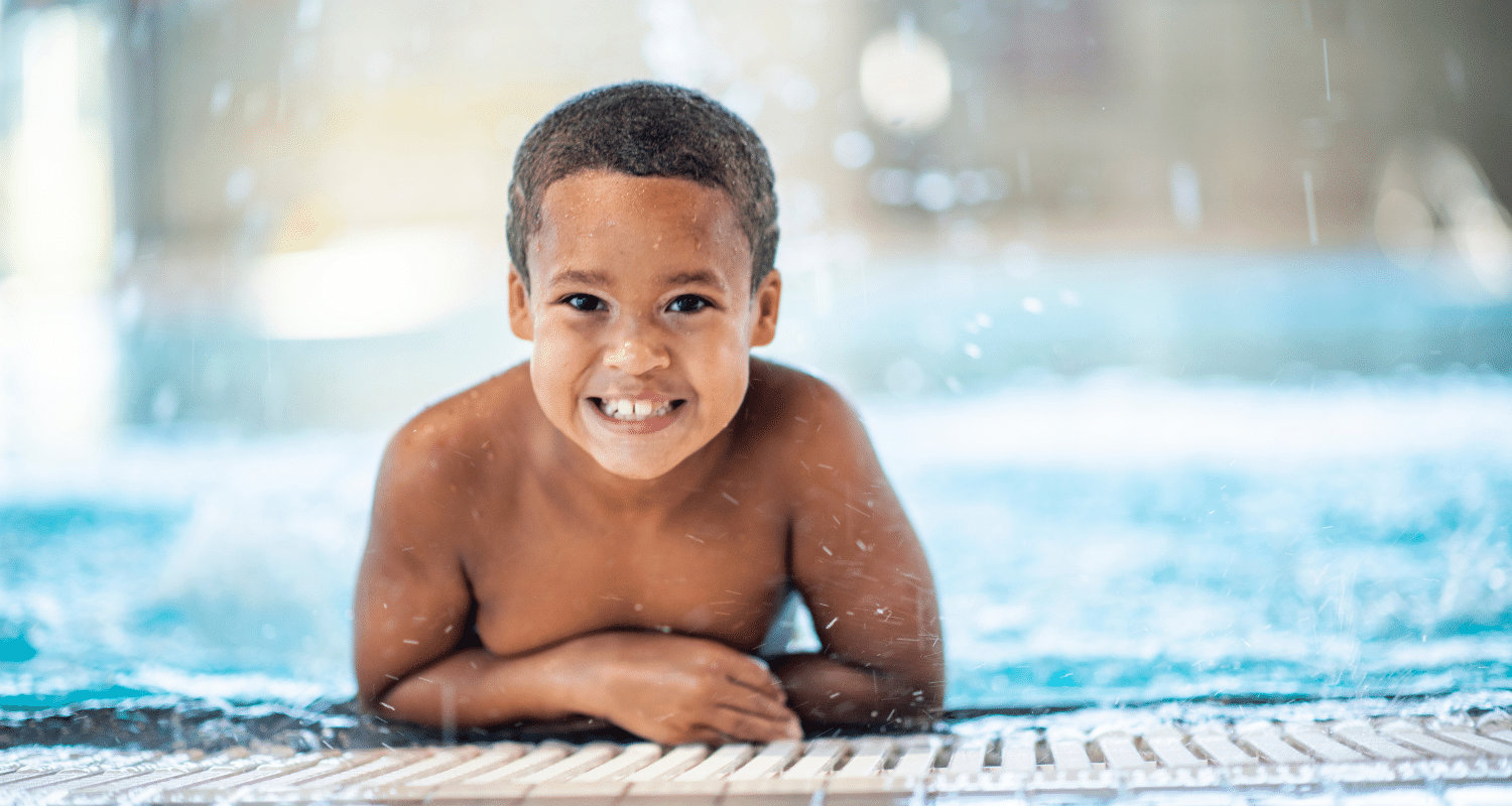 ¿Por qué es recomendable que los niños practiquen natación a una edad temprana?