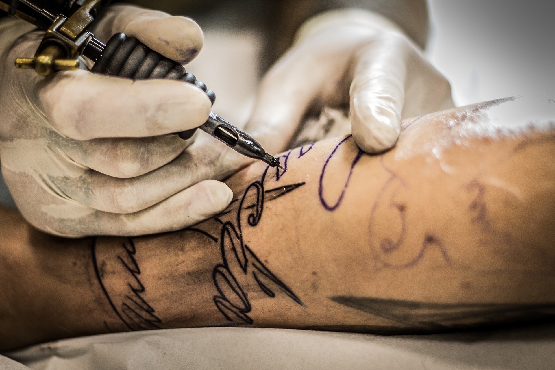 Tatuajes y piercings: riesgos a flor de piel