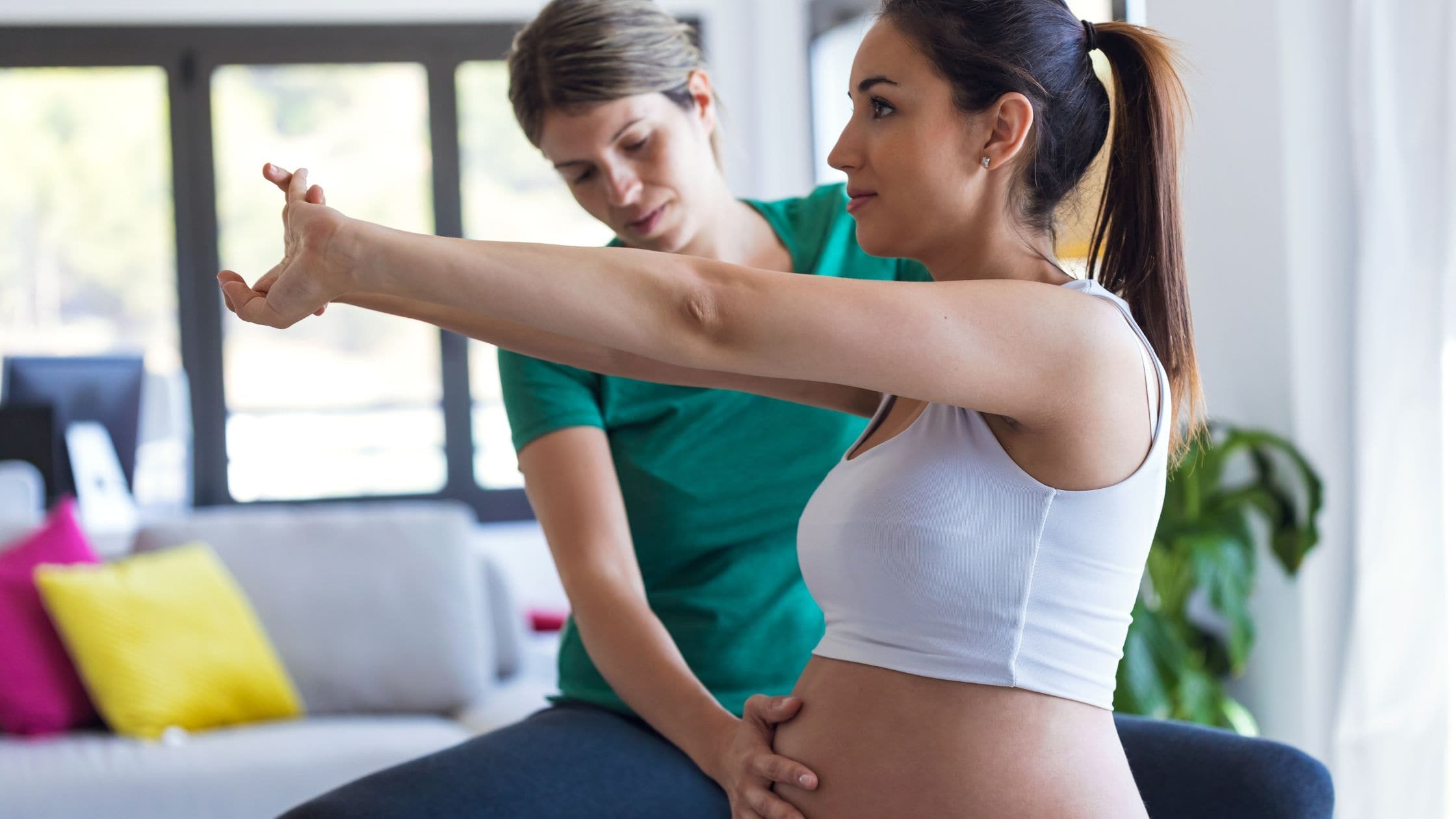 Una mujer recibe clases de preparación al parto en Bilbao