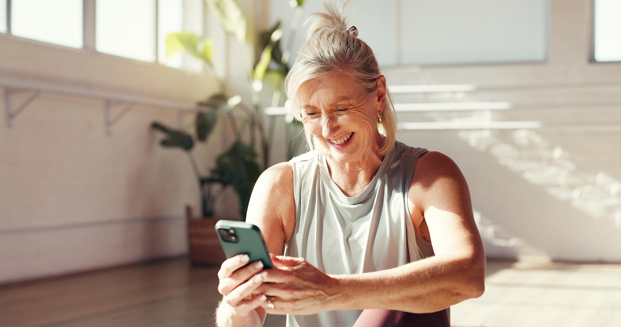 mujer realiza ejercicios de fisioterapia digital