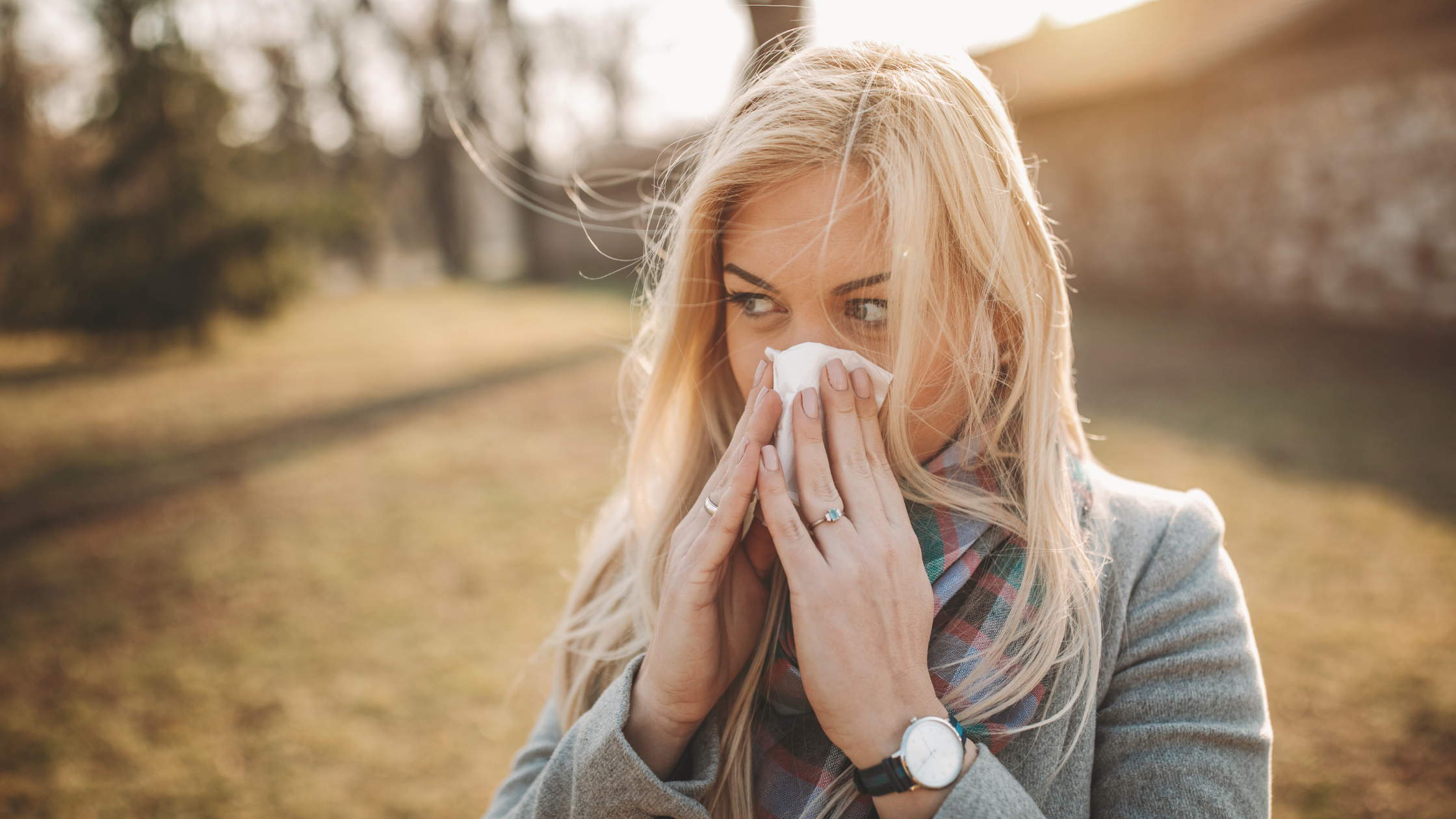 Mujer sufriendo alergia en otoño