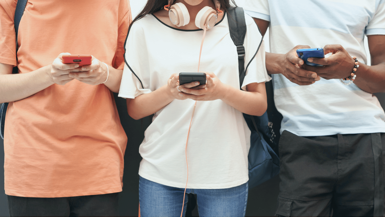 evitar los riesgos de las redes sociales en la adolescencia