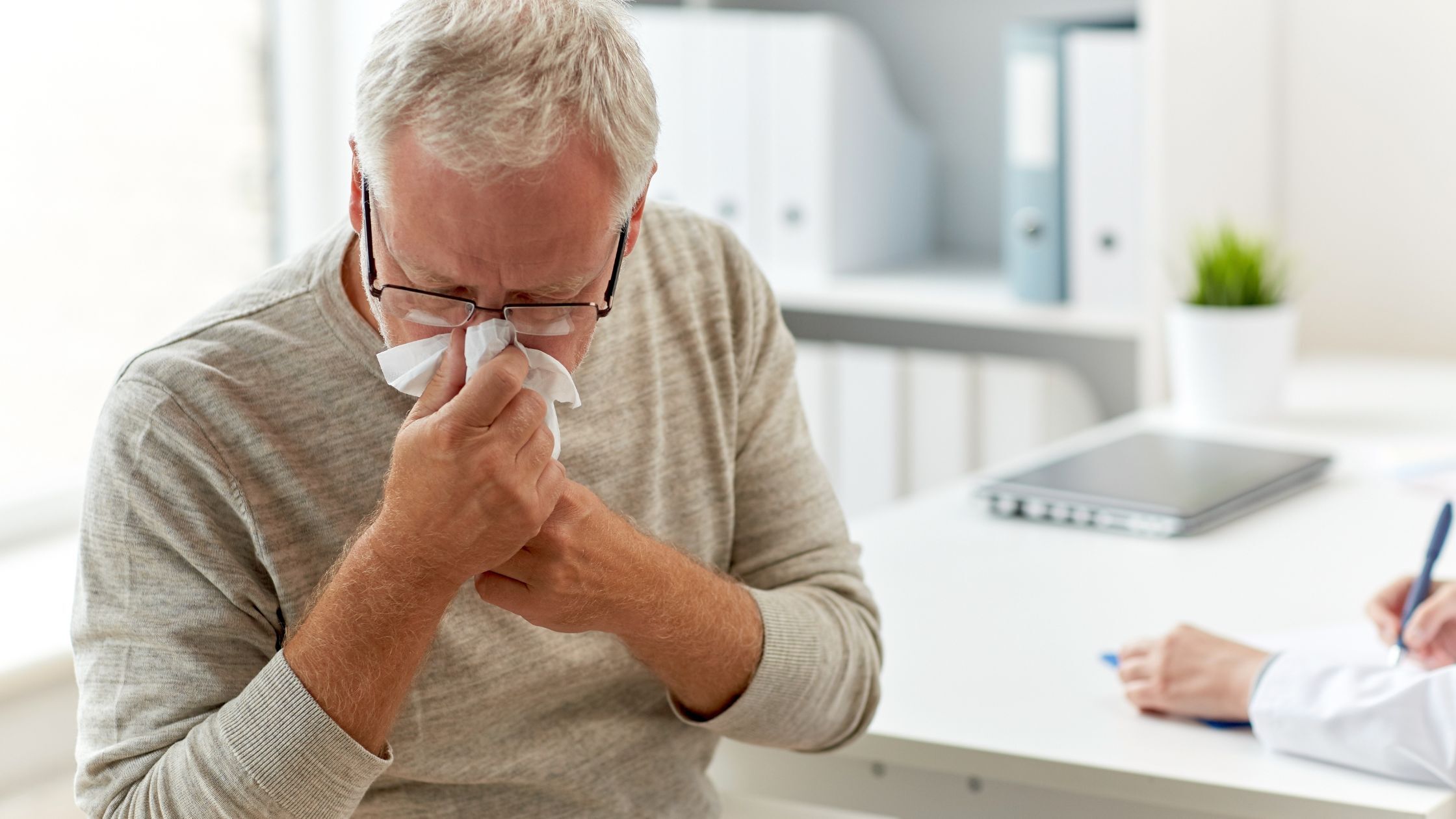 hombre enfermo con rinitis o sinusitis